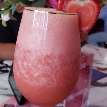 LE COCO - 55mins it took for a blended strawberry water... aka smoothie.  Not fresh ingredients,  besides the garnish. - Desserts Near Me - Downey, California