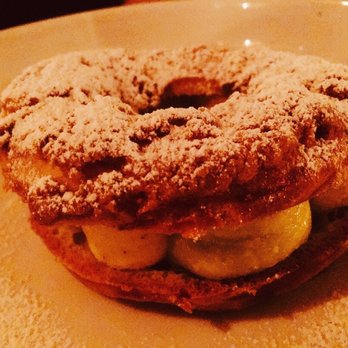 Épicurieux - a doughnut with bananas and powdered sugar - French Near Me - Val-David, Quebec Épicurieux - a doughnut with bananas and powdered sugar - French Near Me - Val-David, Quebec