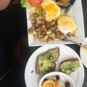 Le Peep - Crab cake benedict and Avocado Toast - Breakfast & Brunch Near Me - Edison, New Jersey