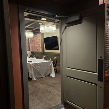 Meat On Ocean - Private rooms have tv monitors ready for presentations. - Steakhouses Near Me - Santa Monica, California Meat On Ocean - Private rooms have tv monitors ready for presentations. - Steakhouses Near Me - Santa Monica, California