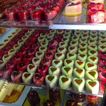 Pasticceria Papa - Lots of Valentine's Day treats - Bakeries Near Me - Bondi Beach, NSW