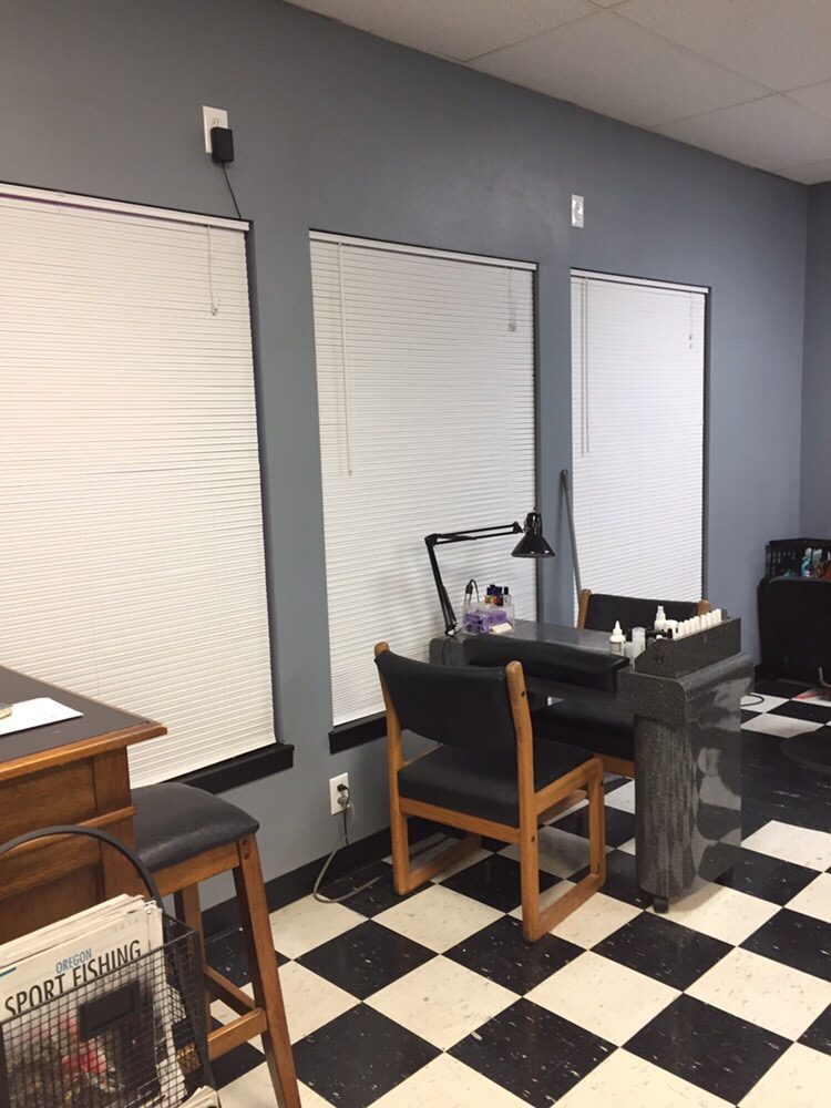 Shear Madness Styling Salon  Logo