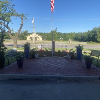 Luscious Lawns and Landscape - Spring Flowers going in for a full blooming eye catching flower bed. - Lawn Services Near Me Luscious Lawns and Landscape - Spring Flowers going in for a full blooming eye catching flower bed. - Lawn Services Near Me