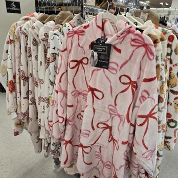 TJ MAXX - Updated January 2026 - 25 Photos & 73 Reviews - 1630 E 15th