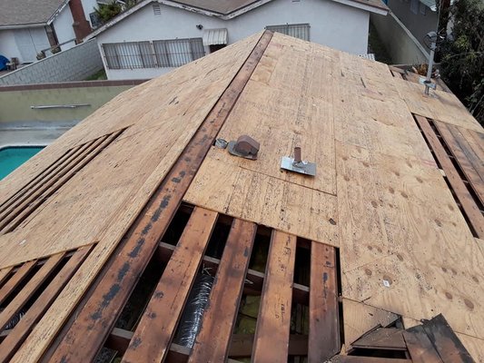 Roofer Handyman of Moreno Valley Logo