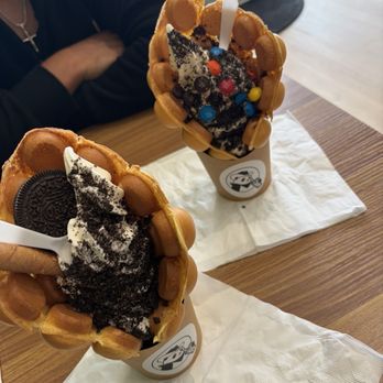 Tea-Licious & Boba - We got the d3 with crushed Oreo, Oreo, and "egg roll" it's a wafer with chocolate inside - Bubble Tea Near Me - Clute, Texas Tea-Licious & Boba - We got the d3 with crushed Oreo, Oreo, and "egg roll" it's a wafer with chocolate inside - Bubble Tea Near Me - Clute, Texas