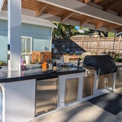 Arreola Landscape and Pool Design - Outdoor kitchen. Stucco and concrete.
