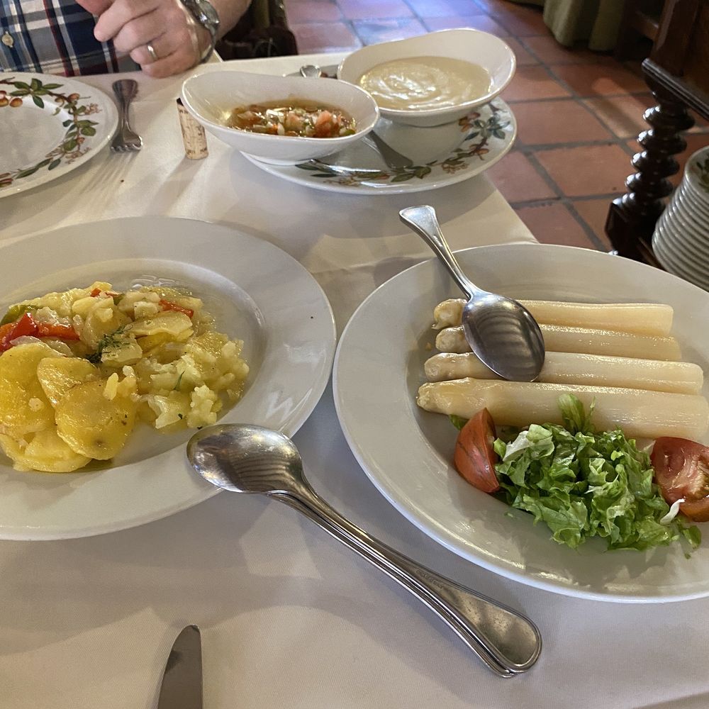 Posada de la Villa - Asparagus with two sauces and the sliced potatoes - Spanish Near Me - Madrid, M Posada de la Villa - Asparagus with two sauces and the sliced potatoes - Spanish Near Me - Madrid, M
