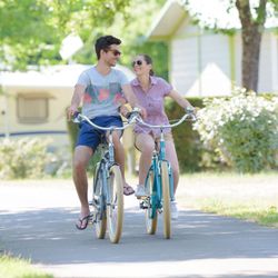 Camping l'Arbre d'Or - Les pistes cyclables qui passent devant le camping
