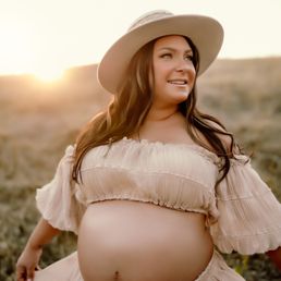 Maternity photoshoot with flawless tan Maternity photoshoot with flawless tan