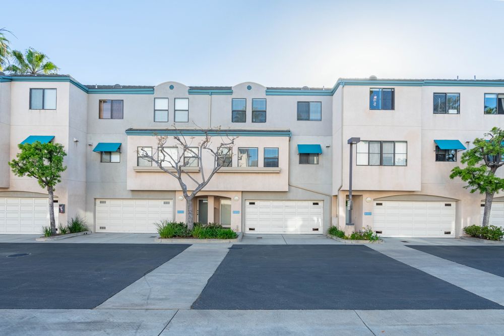 VIVIAN LESNY REALTY ONE GROUP UNITED Updated July 2024 24 Photos