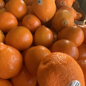 Davis Produce - a large pile of oranges - Grocery Near Me - Savannah, Georgia