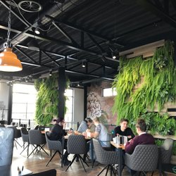 Le Burger - Atmosphere. Sauce bar.