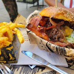 Manhattn's Burgers - Rockefeller burger