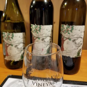 Bashakill Vineyards - Stemless goblet glass and their wine fleet - Wineries Near Me - Wurtsboro, New York
