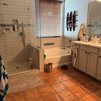 Smarter Home Flooring - Flooring with tile around the shower and bathtub. - Tiling Near Me Smarter Home Flooring - Flooring with tile around the shower and bathtub. - Tiling Near Me