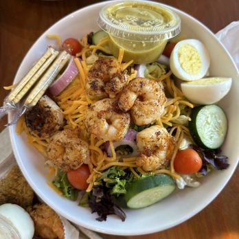 Gilligan's Seafood Restaurant - Beaufort - Salad - Seafood Near Me - Beaufort, South Carolina