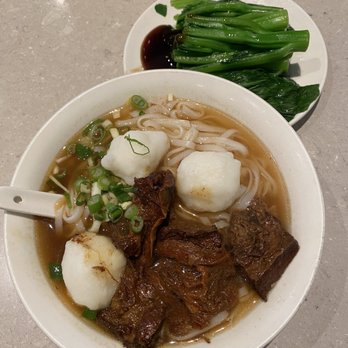 Wonton Hut - Beef brisket and cuttlefish ball rice noodle soup, side of vegetables with oyster sauce - Chinese Near Me - Markham, Ontario