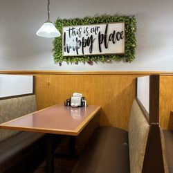 B&J's Family Restaurant & Lounge
