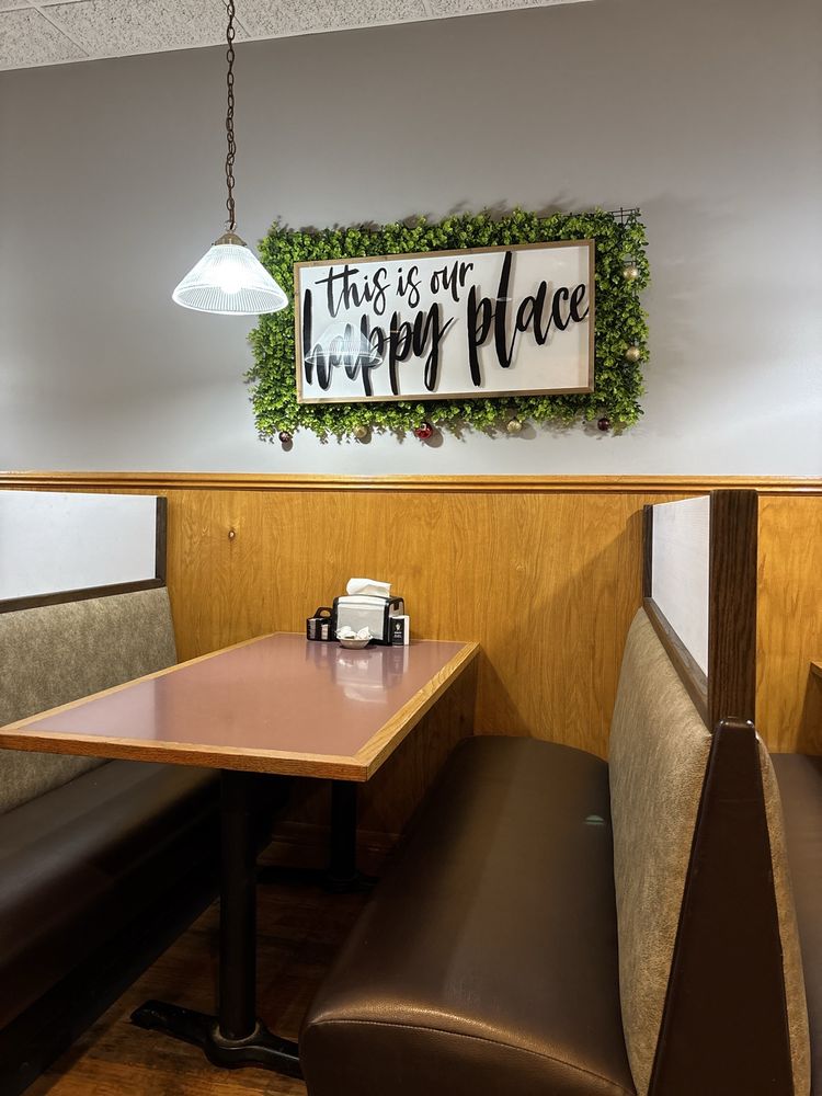 B&J's Family Restaurant & Lounge