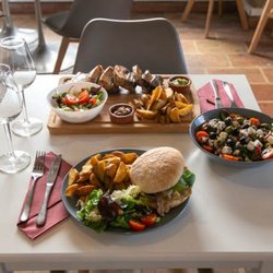 Le Bouchon des Greffes - Nous proposons des salades, burgers à la Française et  planche à partager