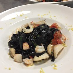 Fettuccine nere
Handmade squid ink fettuccine, mussels, grape tomatoes, calamari and shrimp
