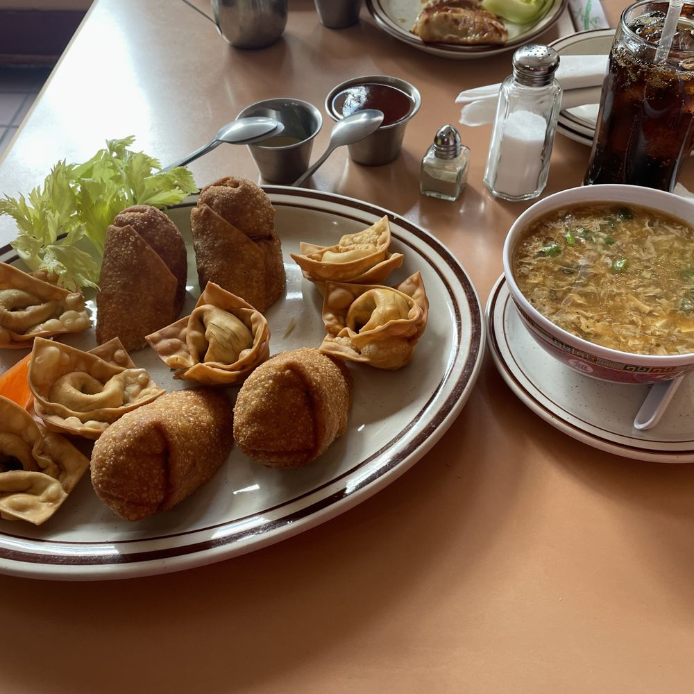 Szechuan Corner - fried pork wantons, veggie egg rolls, hot n sour soup - Szechuan Near Me - Chicago, Illinois Szechuan Corner - fried pork wantons, veggie egg rolls, hot n sour soup - Szechuan Near Me - Chicago, Illinois