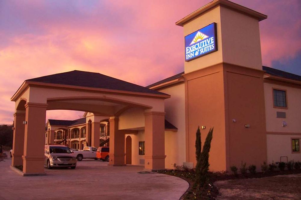 EXECUTIVE INN & SUITES Updated July 2025 47 Photos 1606 N Main St