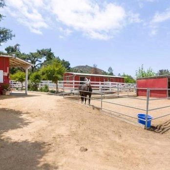 Canyon Oaks Ranch - Loafing stall and pen adjacent to the Ranch Office. - Horse Boarding Near Me - Lake Elsinore, California Canyon Oaks Ranch - Loafing stall and pen adjacent to the Ranch Office. - Horse Boarding Near Me - Lake Elsinore, California