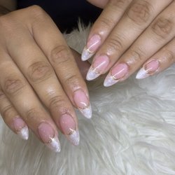Golden Nail Bar - Simple but it looks nice with all of the seasons!