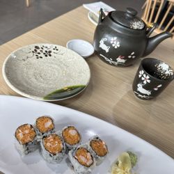 Hanami Sushi & Asian Cuisine - Spicy shrimp roll