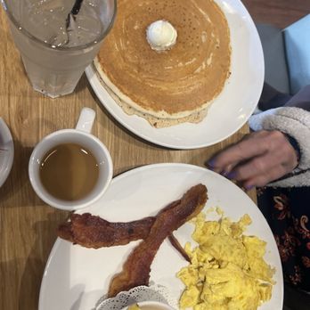 Broken Yolk Cafe - Gluten free pancakes were delicious!  Eggs and bacon were delicious! - Breakfast & Brunch Near Me - Oceanside, California