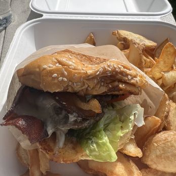 Monarch Ocean Pub - Burger and the soggy fries - Gastropubs Near Me - Del Mar, California
