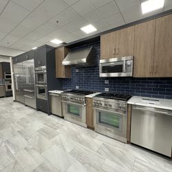 Grand Appliance and Tv - Luxury kitchen vignette