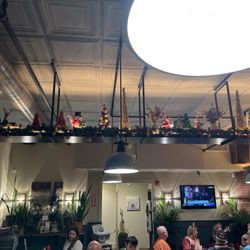 Main Street Bar & Grille - The decor.