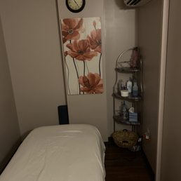 Massage room, very clean and comfortable Massage room, very clean and comfortable