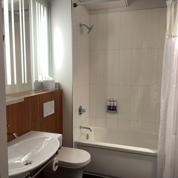 Hôtel Alt Montréal - Bathroom - Hotels Near Me - Montreal, Quebec Hôtel Alt Montréal - Bathroom - Hotels Near Me - Montreal, Quebec