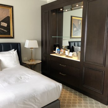 Hotel Carmichael - Deluxe king room- so much closet space! - Hotels Near Me - Carmel, Indiana
