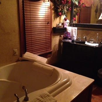Inn at Irish Hollow - Jacuzzi tub and champagne - Bed & Breakfast Near Me - Galena, Illinois Inn at Irish Hollow - Jacuzzi tub and champagne - Bed & Breakfast Near Me - Galena, Illinois