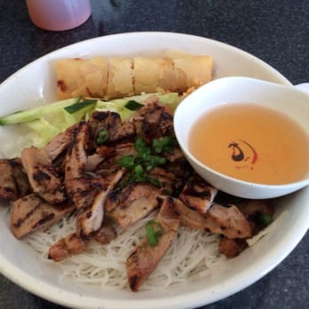 Pho 28 - Grilled chicken spring roll vermicelli (Bun) noodles w nuoc mam - Vietnamese Near Me - Laval, Quebec Pho 28 - Grilled chicken spring roll vermicelli (Bun) noodles w nuoc mam - Vietnamese Near Me - Laval, Quebec