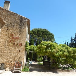 La Ferme des Sablons - Arrivée dans la cour.