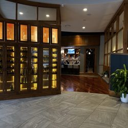 Leo's - Interior and wines
