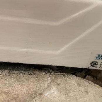 Bath Fitter - Bathfitter cut not level with a big gap of whole underneath - General Contractors Near Me - Deerfield Beach, Florida