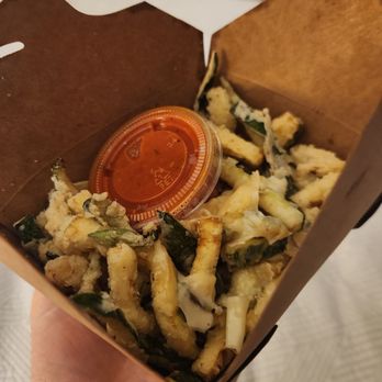 StrEatz - a hand holding a box of food - Food Trucks Near Me - Woodstock, New Hampshire StrEatz - a hand holding a box of food - Food Trucks Near Me - Woodstock, New Hampshire