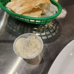 Toy (garlic) with pita bread