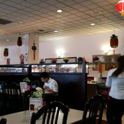 Mandarin Garden Buffet Restaurant - Thr buffer table and restaurant area.