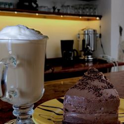 Mel's Bistro - ¿Se te antoja un postrecito con un café? ¡Aquí lo tenemos!