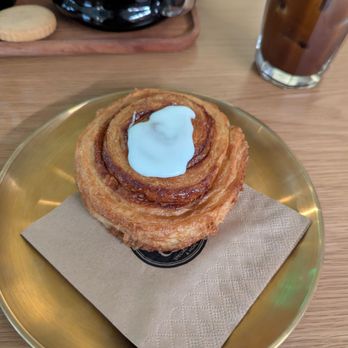 Queen B - Cinnamon roll/croissant - Cafes Near Me - Chicago, Illinois