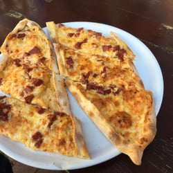 Lindener Lehmofen - Pide mit Knoblauchwurst und Käse.