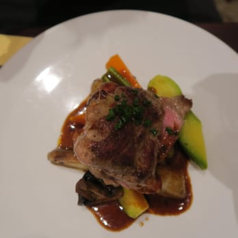 Bistrot d'Antoine - Pork on top of mashed potatoes and seasonal vegetables - Bistros Near Me - Nice, 06